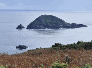 L'Etac de Sark de l'Ile de Serk, au large des côtes normandes, à près de 130 km au sud de l'Angleterre